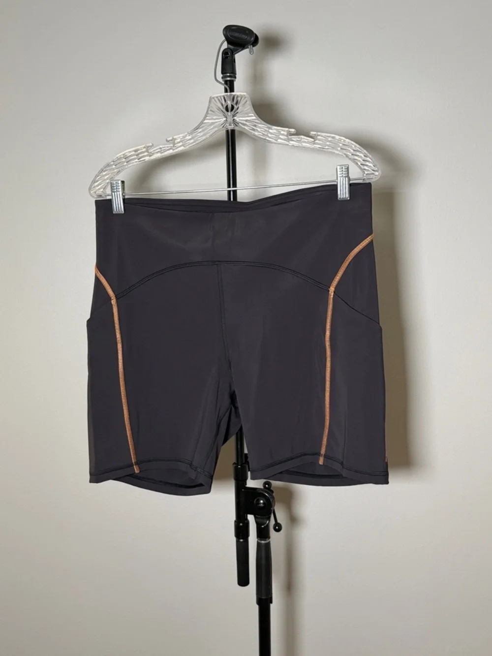 NWOT New NWT LULULEMON X BARRY'S Black POWER THRU HIGH-RISE SHORT 6"_4